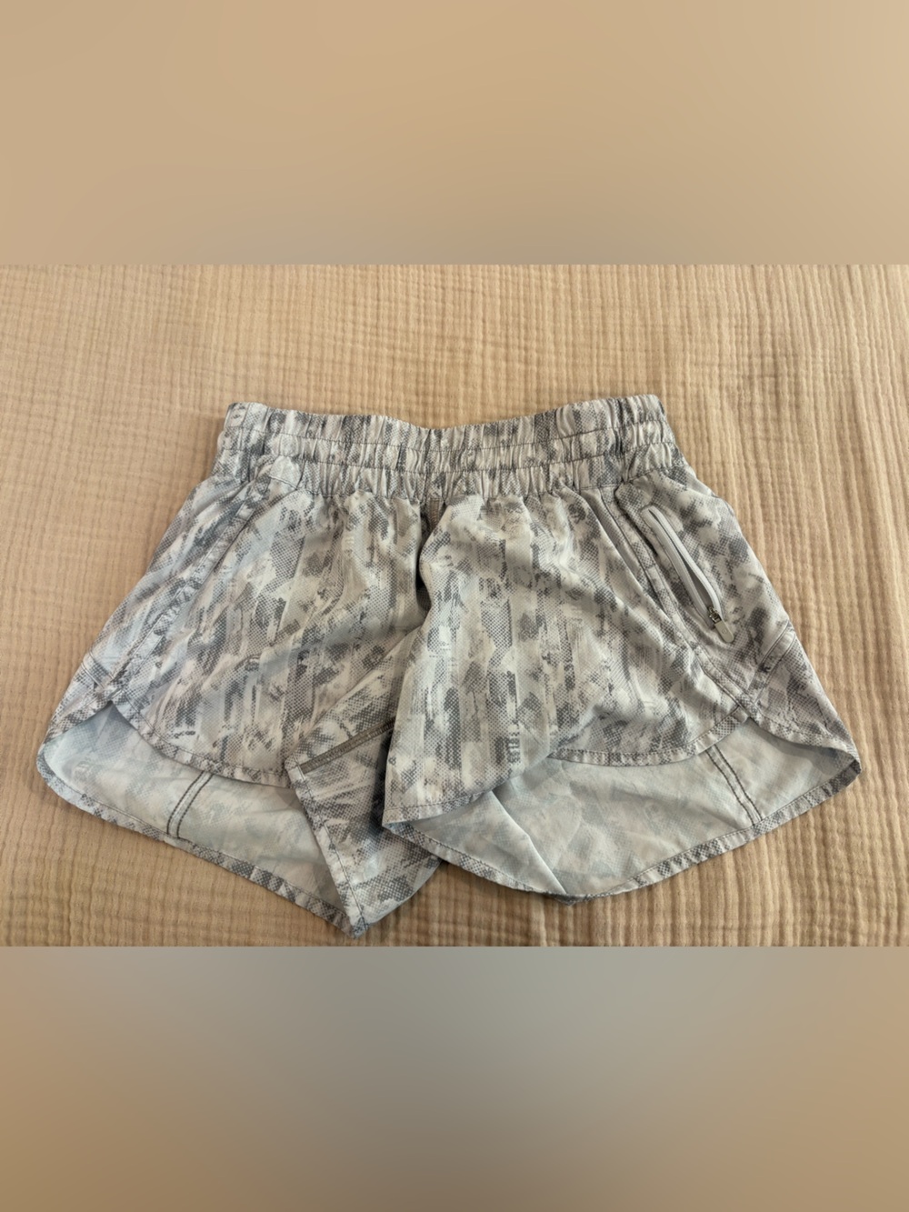 Lululemon Size 8 Tracker Short V City Breeze Alpine White Multi W7AQQS Run